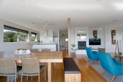 Anchor Beachfront Retreat Water Views, On The Beach - Tourism Hervey Bay 4