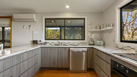 Anchored On Capes Upstairs - Tourism Hervey Bay 4