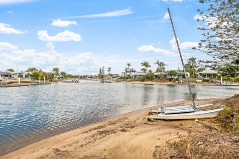 Anjuna, 2 Bedroom Apartment On Canal - Tourism Hervey Bay 2