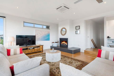 Aires Coastal Beach House Luxury With Ocean Views - Tourism Hervey Bay 4