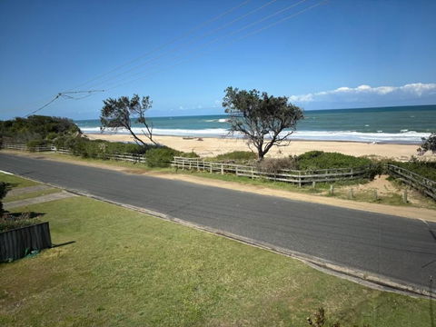 Amani Beach Haus, On The Beach - Tourism Hervey Bay 1