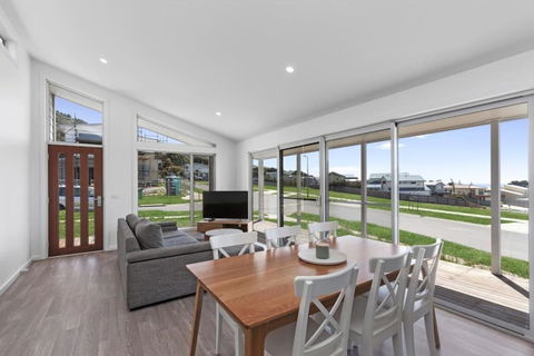 Apollo Bay Getaway - Tourism Hervey Bay 0