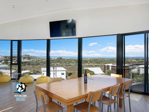 Architect Designed Beach House With Sweeping Views - Tourism Hervey Bay 3