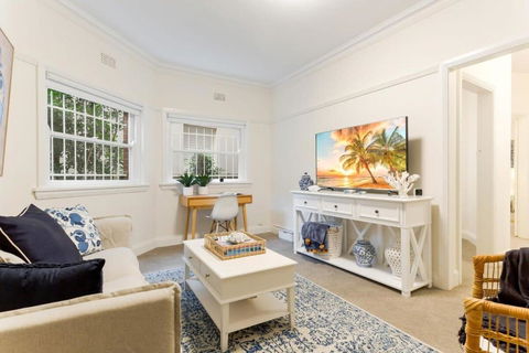 Art Deco Apartment Meters Away From The Beach - Tourism Hervey Bay 0