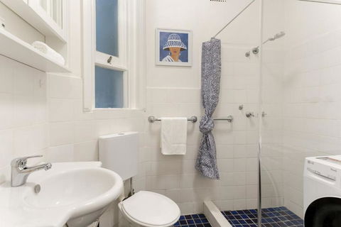 Art Deco Apartment Meters Away From The Beach - Tourism Hervey Bay 4