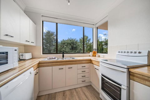 Avalanche 3 - 3BR Apartment L Central Location L Balcony L WiFi - Tourism Hervey Bay 4