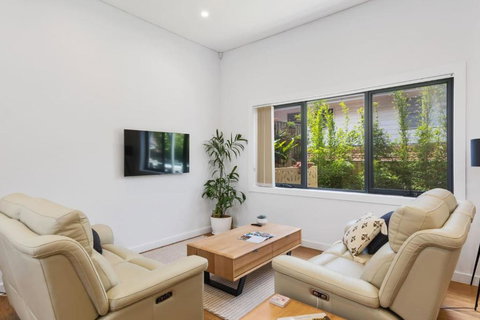 Avenue Escape - Contemporary Living At Corrimal - Hervey Bay Accommodation 3