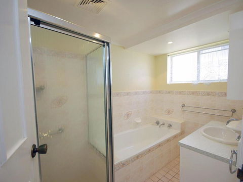 Avilla Court 1 - Tourism Hervey Bay 4