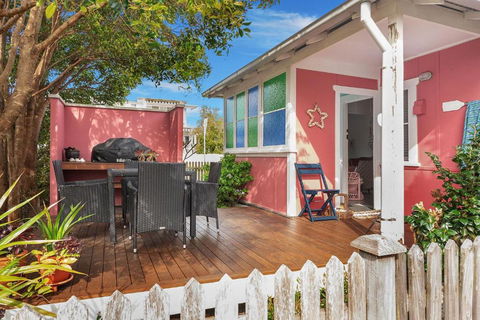Atlantis Retro Beachside Couples Retreat - Tourism Hervey Bay 0