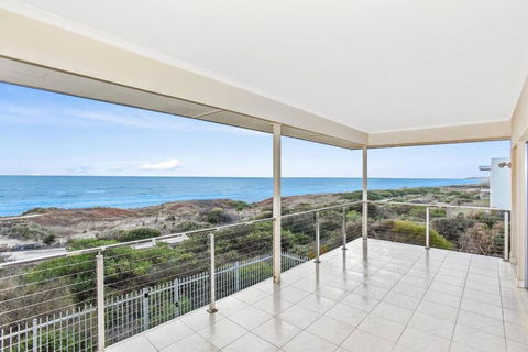 Avaya Sellicks Beachfront Getaway- Wifi - Tourism Hervey Bay 1