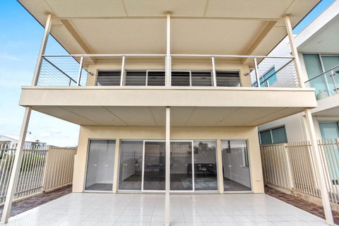 Avaya Sellicks Beachfront Getaway- Wifi - Tourism Hervey Bay 3