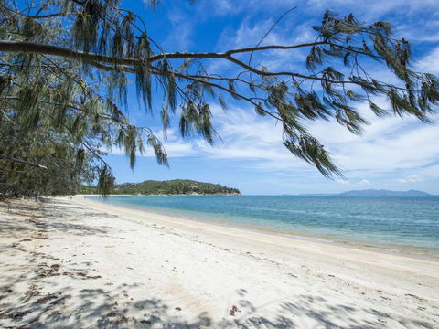 Azure On Geoffrey Bay - Tourism Hervey Bay 0