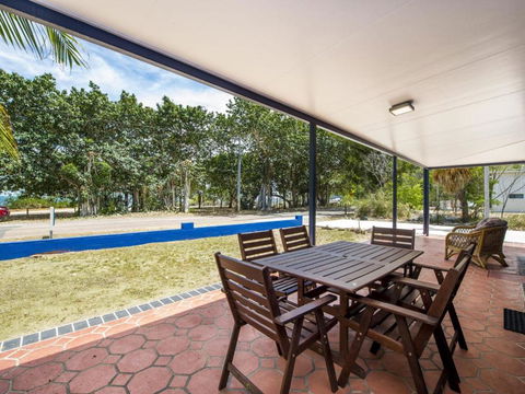 Azure On Geoffrey Bay - Tourism Hervey Bay 1