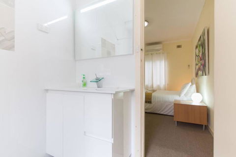 B5 Crawley Apartment 1 BRM & Sleepout Near UWA - Hervey Bay Accommodation 2