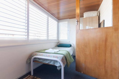 B8 Crawley Apartment 1 BRM & Sleepout Near UWA - Hervey Bay Accommodation 4