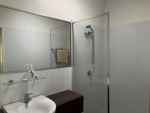 Baden 57 - Rainbow Shores Pools - Tennis Court - Walk To Beach - Aircon - Hervey Bay Accommodation 4