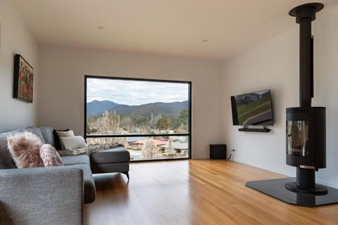 Balcony To Bogong - Modern House Ten Minute Stroll To Town - Hervey Bay Accommodation 0