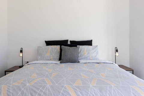 Balcony To Bogong - Modern House Ten Minute Stroll To Town - Hervey Bay Accommodation 3