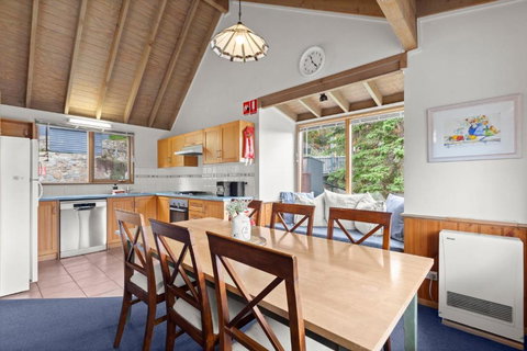 Banjo 1 Townhouse Two Bedroom And Loft With Wrap Around Mountain Views - Hervey Bay Accommodation 2