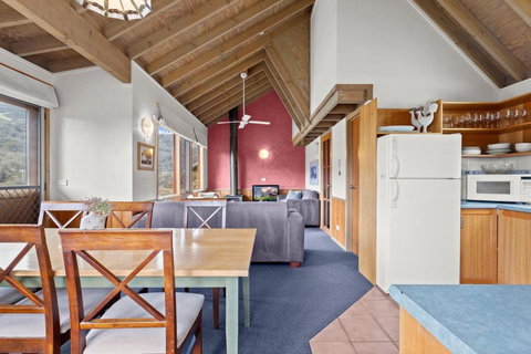 Banjo 1 Townhouse Two Bedroom And Loft With Wrap Around Mountain Views - Hervey Bay Accommodation 4