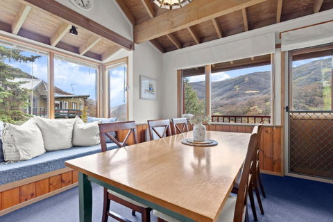 Banjo 1 Townhouse Two Bedroom And Loft With Wrap Around Mountain Views - Hervey Bay Accommodation 3