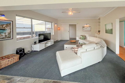 Banyan, 14 Montevideo Parade - Spacious Pet Friendly Property With Air Con And WiFi - Hervey Bay Accommodation 2