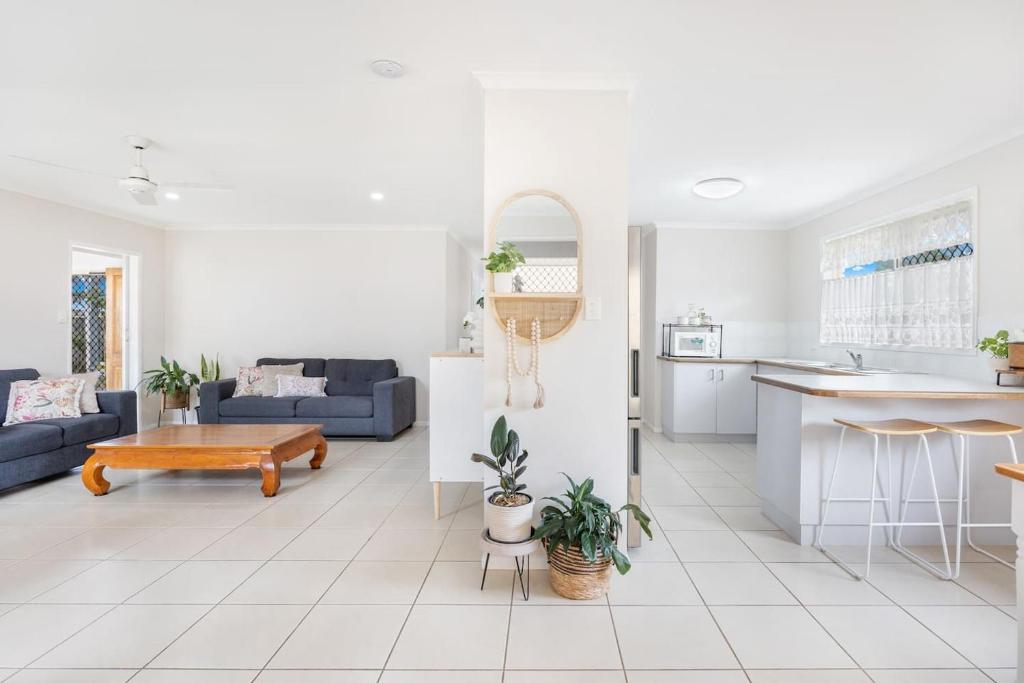 Bay Breeze - Easygoing Beachside Living for Families