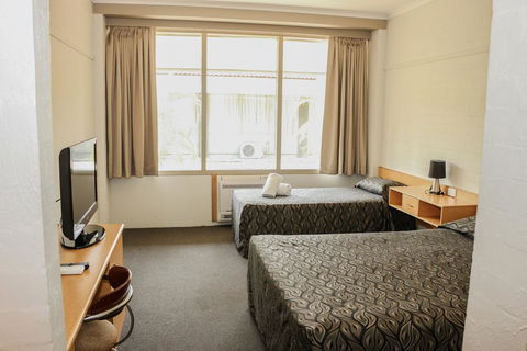 Salisbury Hotel Motel - Hervey Bay Accommodation 11