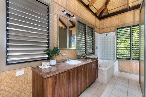 Absolute Beachfront - Hervey Bay Accommodation 2