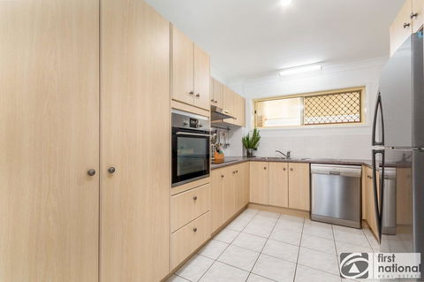 Immaculate Spacious Second Floor Unit Overlooking Pristine Parklands - Hervey Bay Accommodation 7