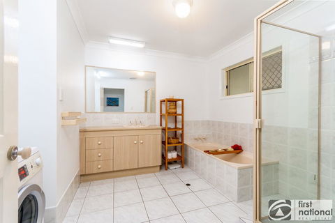 Immaculate Spacious Second Floor Unit Overlooking Pristine Parklands - Hervey Bay Accommodation 1