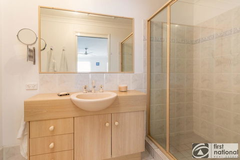 Immaculate Spacious Second Floor Unit Overlooking Pristine Parklands - Hervey Bay Accommodation 13