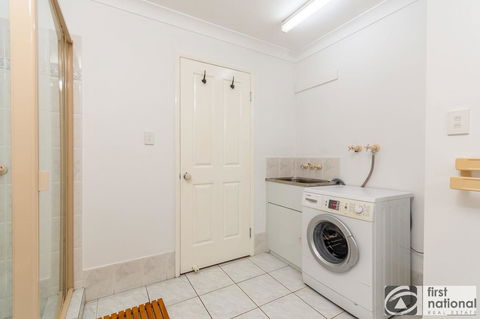 Immaculate Spacious Second Floor Unit Overlooking Pristine Parklands - Hervey Bay Accommodation 5