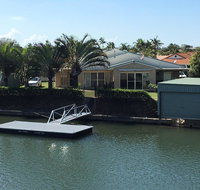 Ground floor family unit on the canal with free WIFI - Hervey Bay Accommodation