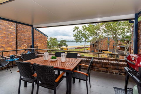Spacious Family Unit With Incredible Views. - Hervey Bay Accommodation 0