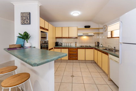 Spacious Family Unit With Incredible Views. - Hervey Bay Accommodation 11
