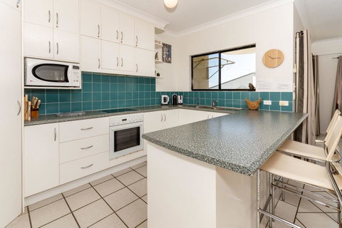 Waterfront Views From Private Rooftop Balcony - Bayview South Esp, Bongaree - Hervey Bay Accommodation 8