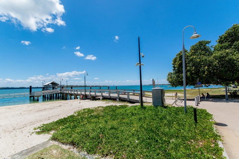 Waterfront Views From Private Rooftop Balcony - Bayview South Esp, Bongaree - Hervey Bay Accommodation 10