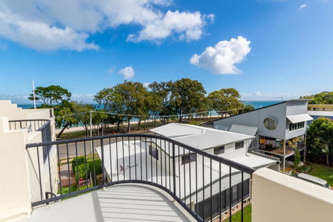 Waterfront Views From Private Rooftop Balcony - Bayview South Esp, Bongaree - Hervey Bay Accommodation 6