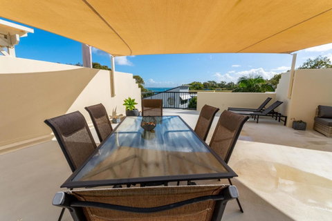 Waterfront Views From Private Rooftop Balcony - Bayview South Esp, Bongaree - Hervey Bay Accommodation 9