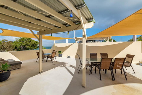Waterfront Views From Private Rooftop Balcony - Bayview South Esp, Bongaree - Hervey Bay Accommodation 18