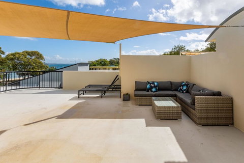 Waterfront Views From Private Rooftop Balcony - Bayview South Esp, Bongaree - Hervey Bay Accommodation 13