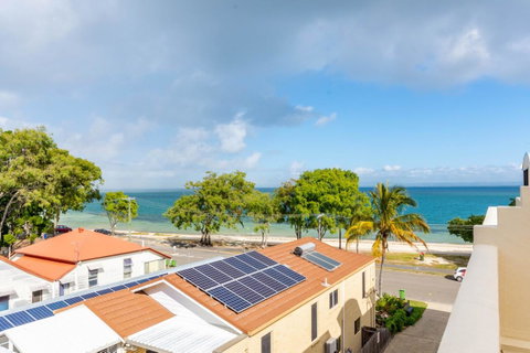 Waterfront Views From Private Rooftop Balcony - Bayview South Esp, Bongaree - Hervey Bay Accommodation 5