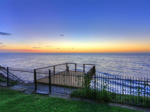 Dolphins At Sunset - Hervey Bay Accommodation 9