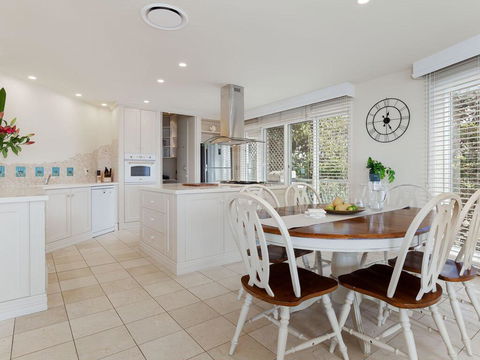 'Baylife Villa' 4a Warruga St - Large Home With WIFI, Netflix, Aircon, Linen & Spectacular Views - Tourism Hervey Bay 3