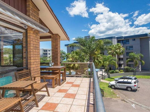 'COLUMBIA VIEWS', 2/9 COLUMBIA CLOSE - AIRCON, WIFI, NETFLIX, VIEWS & BOAT PARKING - Tourism Hervey Bay 1