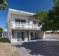 'SeaHaven' 2 Richardson Ave - Large home with Aircon Smart TV WIFI Netflix  Boat Parking - Hervey Bay Accommodation