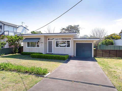 'Shoalz', 28 Rigney Street - Renovated Pet Friendly Cottage & Boat Parking - Hervey Bay Accommodation 0