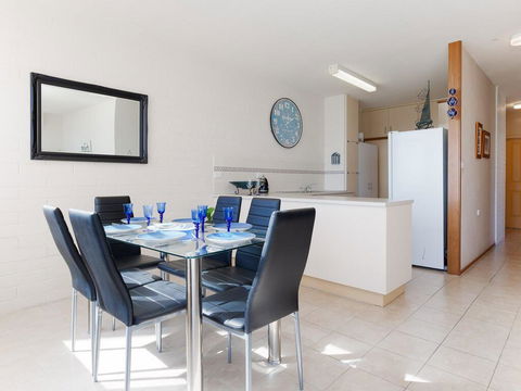 1 'Little Hut', 20 Kurrawa Close - Spectacular Water Views, NBN & Air Conditioned - Hervey Bay Accommodation 3