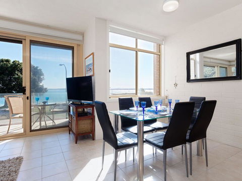 1 'Little Hut', 20 Kurrawa Close - Spectacular Water Views, NBN & Air Conditioned - Hervey Bay Accommodation 1